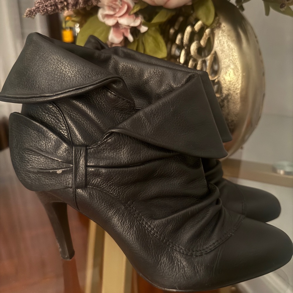 Report Britt Black Leather Ankle Booties